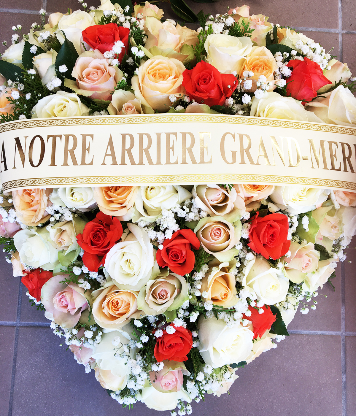 Fleurs, couronnes, bouquets pour hommage et enterrement